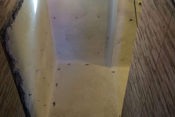 Вигляд згори на підвальне приміщення з нанесеною гідроізоляцією на стіни та підлогу, в стінах встановлені інʼєкційні пакери.