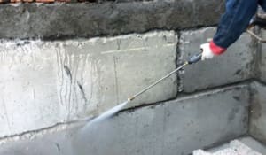 Мийка бетонної стіни під тиском.