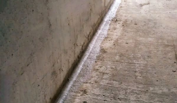 Бетонна підлога з’єднується зі стіною з видимою викружкою по примиканню виконаною з ремонтної цементної суміші.
