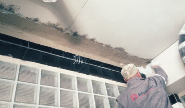 Робітник Білдкрафт по ремонту водопошкоджень на стелі, забезпечення гідроізоляції швів.